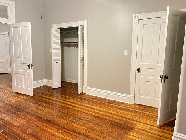 Photo - Extremely Spacious and Bright 2-Bedroom Ap... Unit 2913 Cherokee 1FL