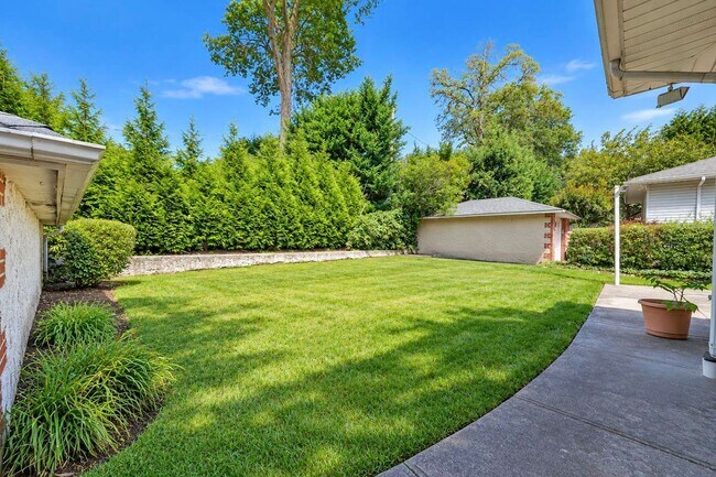 152 Nassau Dr