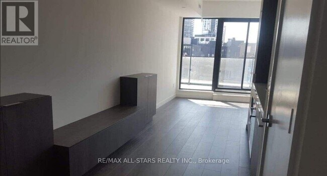 Photo - 215 Queen St W