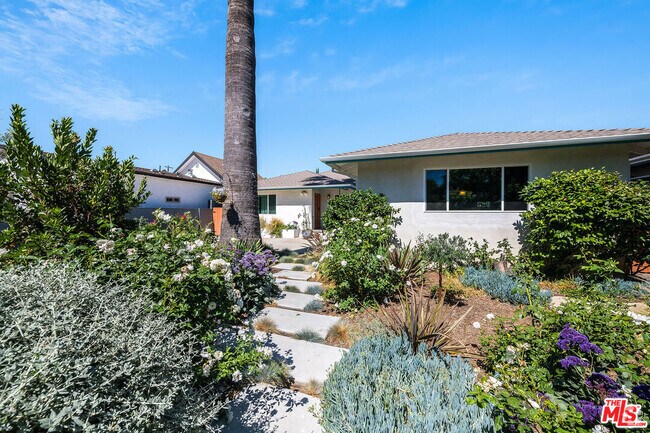 Building Photo - 5651 Mammoth Ave Rental
