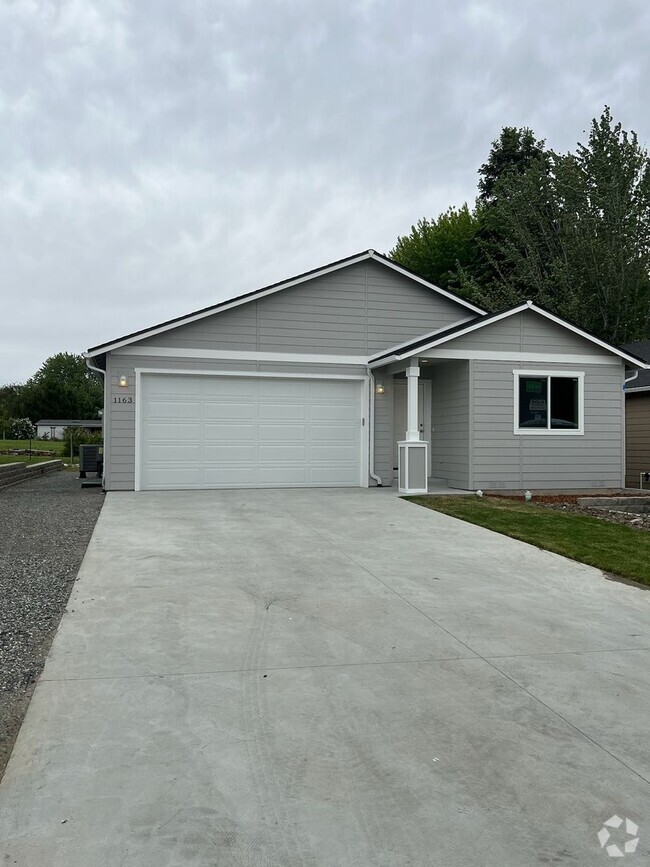 Building Photo - Luxury 3 bedroom, 2 bath home with double ...