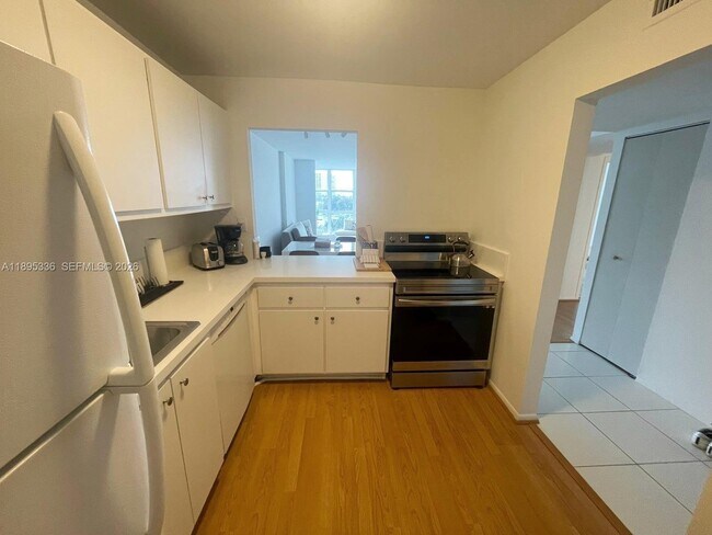 Photo - 800 Parkview Dr Unit 605