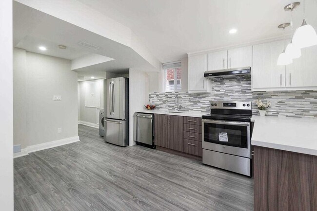 Building Photo - 3269 Respond Rd Unit Bright legal 1BR + Den basement in Erin Mills