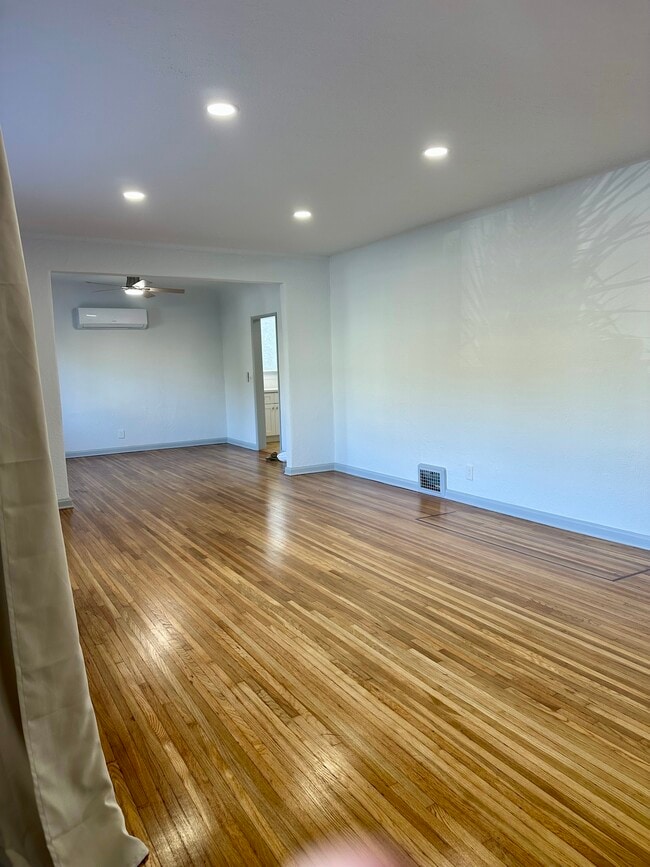 Photo - 1050 S Hayworth Ave