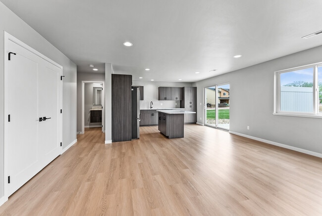 Photo - 1427 Thatcher Cir