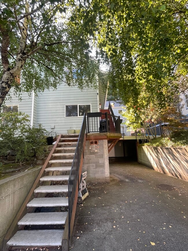 Building Photo - 9741 Woodlawn Ave N Unit D Rental