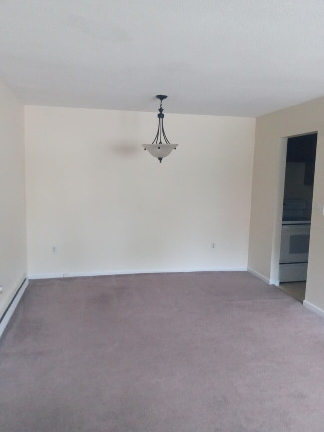Building Photo - 38 Thompson Rd Unit #4C