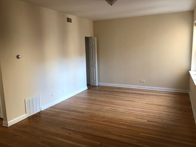 Photo - 4437 W Fullerton Ave Unit 3