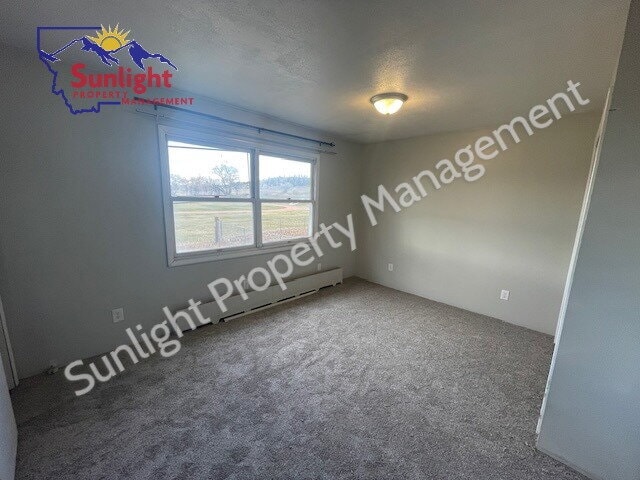 Photo - Spacious 4-Bed, 2-Bath Home for Rent in Joliet