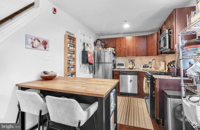 Building Photo - 1616 Fairmount Ave Unit C Rental