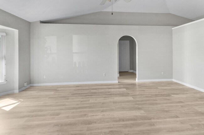 Photo - 173 SW Ray Ave