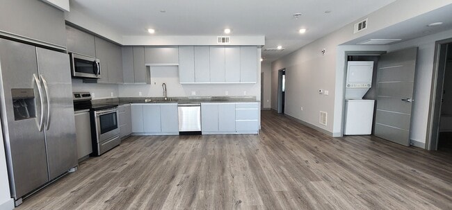Building Photo - 7040 Woodman Ave