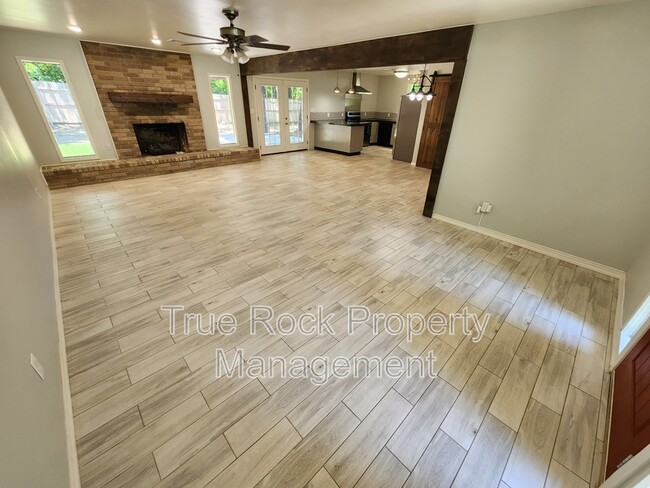 Photo - 2010 E Foster Dr