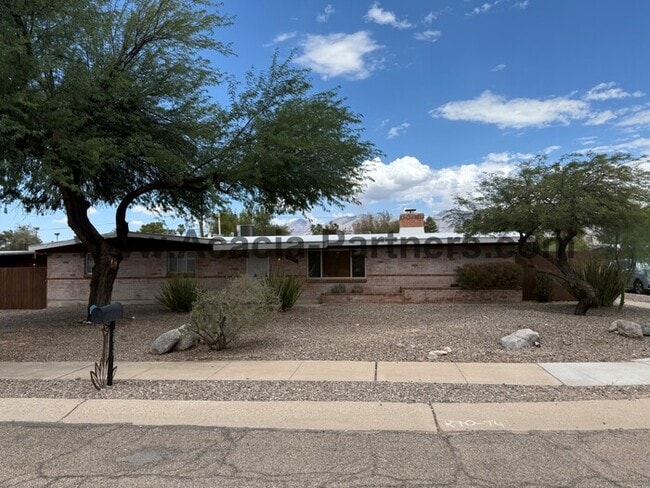 Building Photo - Centrally Located Three Bedroom/Two Bath Home