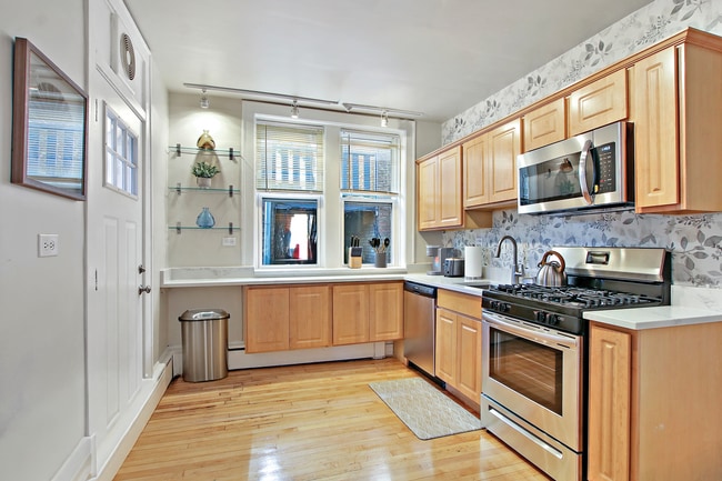 Photo - 7008 N Rockwell St Unidad #2