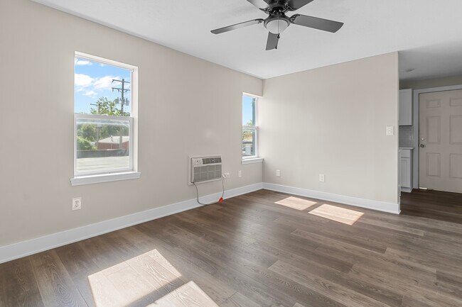 Photo - 703 E 106th St