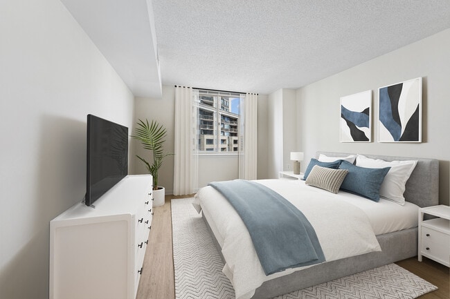 Dormitorio renovado del Paquete II con suelo de superficie dura - Avalon Courthouse Place