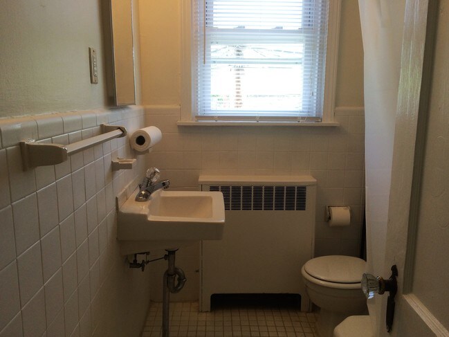 Bath Pic 1 - 3301 Indian Queen Ln Casa