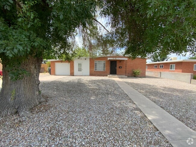 Building Photo - 3 Bedroom Single Story Available Near Coma... Rental