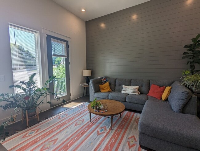 Photo - Modern Condo in the heart of East Nashville, just steps from South Inglewood Park! Unidad 101
