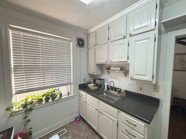 Photo - 1 Bedrom 1 Bath at Heathwood Court