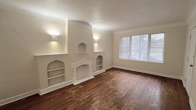 Building Photo - 819 W 83rd St Unit 1N