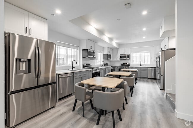 21 habitaciones, 15 baños - 4450 pies cuadrados - Cocina - 1360 W 35th Student Housing