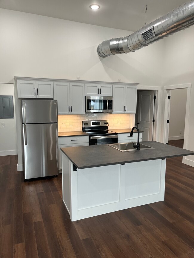 Building Photo - 174 Park Ave Unit 2