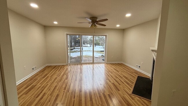 Photo - 367 Hadleigh Ln