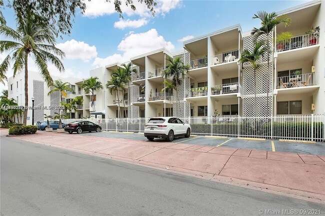 Building Photo - 641 Española Way Apt #9, Miami Beach, FL 3... Unit 9