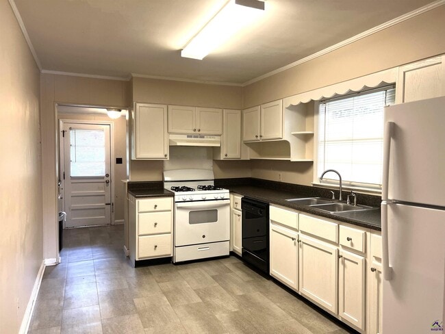 Photo - 230 Roycrest Dr