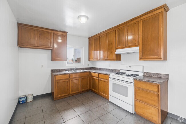 2BR, 1BA - 855SF - Kitchen