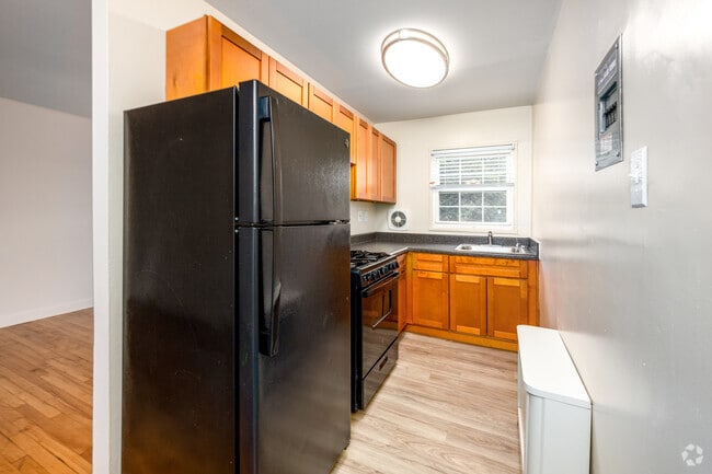2BR, 1BA - 584SF - Kitchen - Park Wayne Apartments
