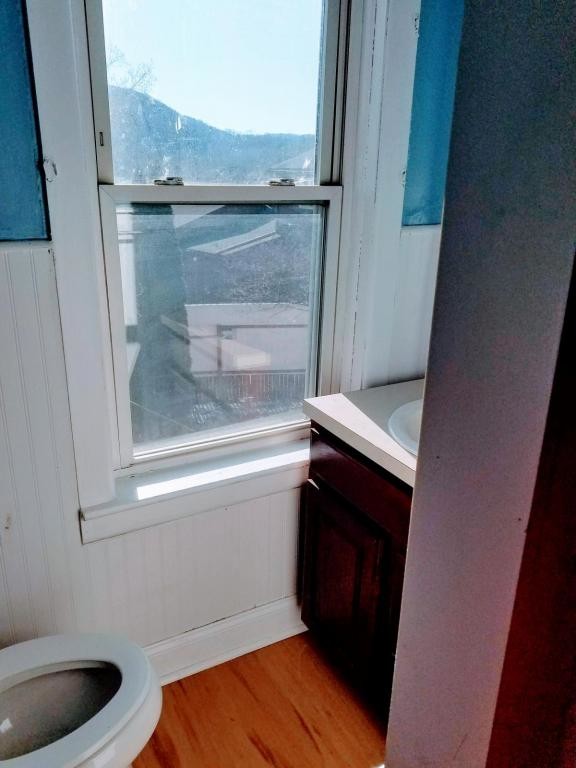 Photo - 694 S Main St