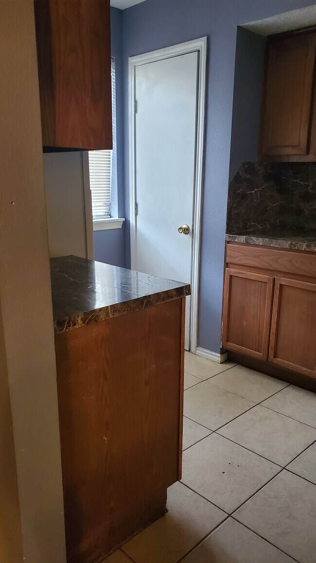 Kitchen - 15610 Weldon Dr