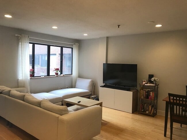 Photo - 147 Kelton St Unidad 703
