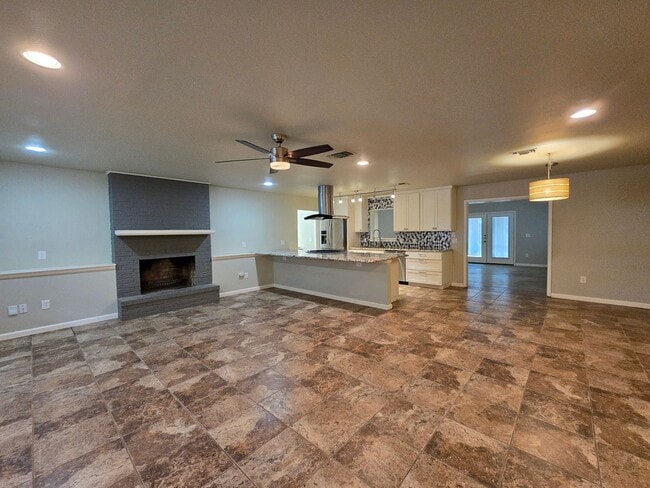 Photo - 1.5 Miles to Gruene / Fridge, Washer & Dryer Included / 2 Living Areas / Tons of Space / No Carpe...