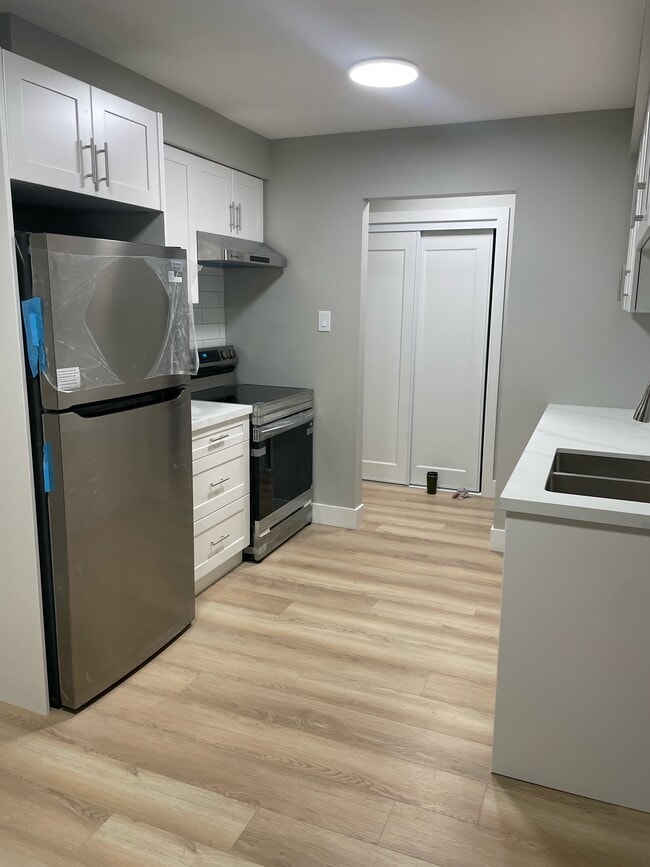 Building Photo - Two bed one bath upper right Unit 3