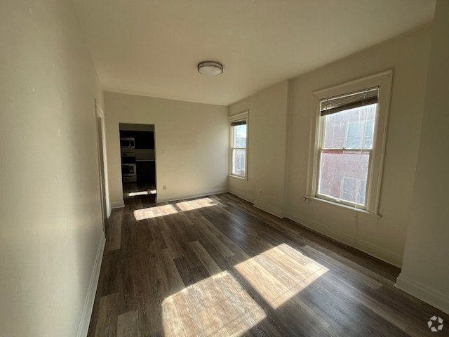 Building Photo - Spacious 2 Bed, 1 Bath Third Floor Level U... Unit #3 Rental