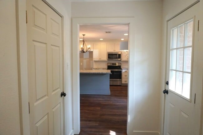 Building Photo - 210 Baber St