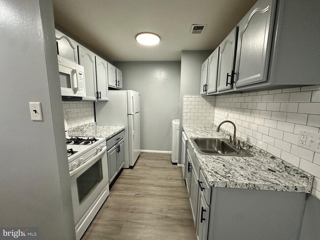 Photo - 2727 Rhawn St