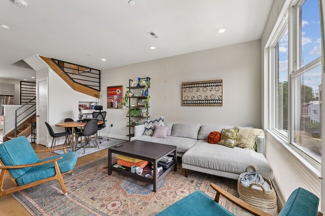 Building Photo - Gorgeous Upper Level 2BR/2.5BTH Condo with Rooftop Deck and Reserved Parking! Unit 2