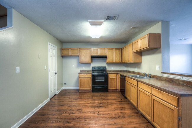 Photo - 4 Bed / 3 Bath Duplex — 1 Month Free | North Houston
