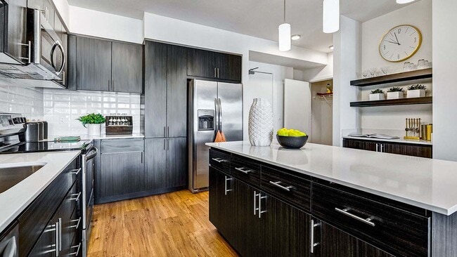 Cocina del apartamento Griffis Shoreline con encimeras de cuarzo. - Griffis Shoreline