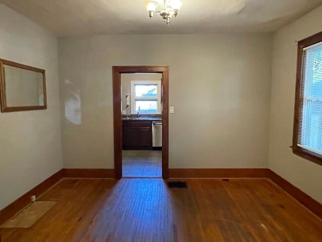 Photo - 904 N Busey Ave