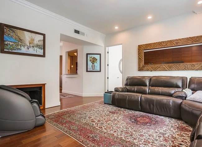 9709 Claiborne Sq