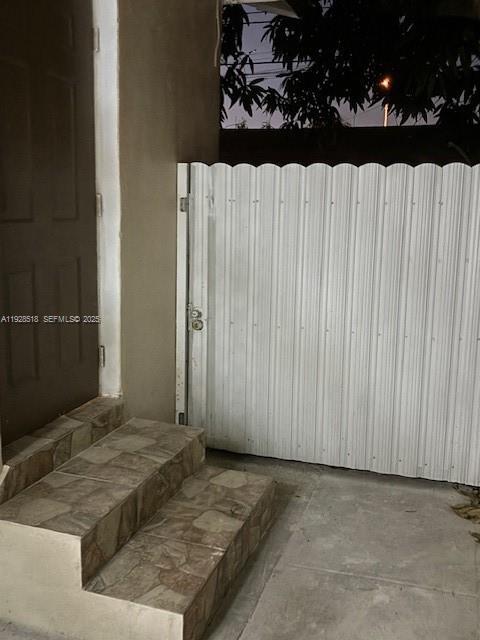 Building Photo - 541 E 16th St Unit B