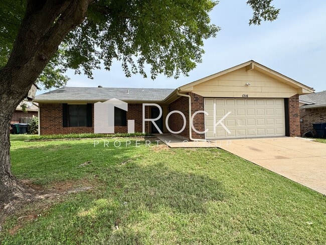 Building Photo - 3 Bedroom, 2 bath, 2 car garage home avail...
