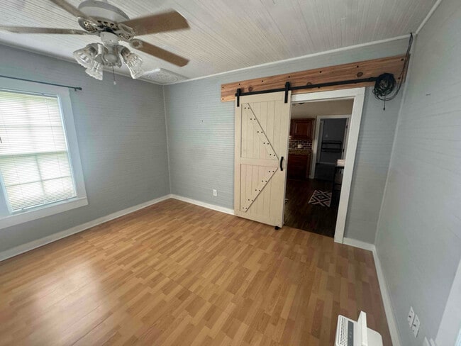 Photo - 118 W King St