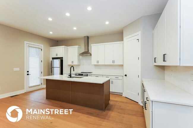 Photo - 2142 Oakland St